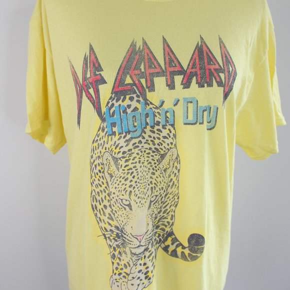 Def Leppard Yellow Graphic Tshirt NWOT - Picture 2 of 3